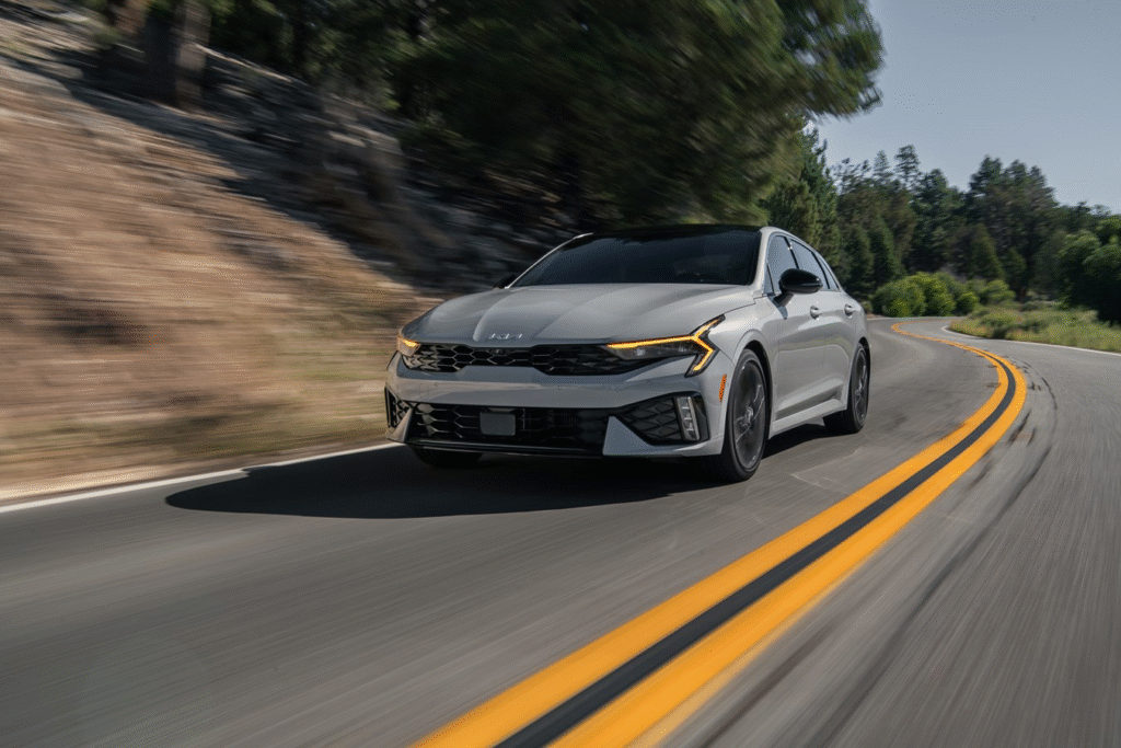 Kia K5 2025: El sedán coreano que redefine la elegancia deportiva y tecnológica