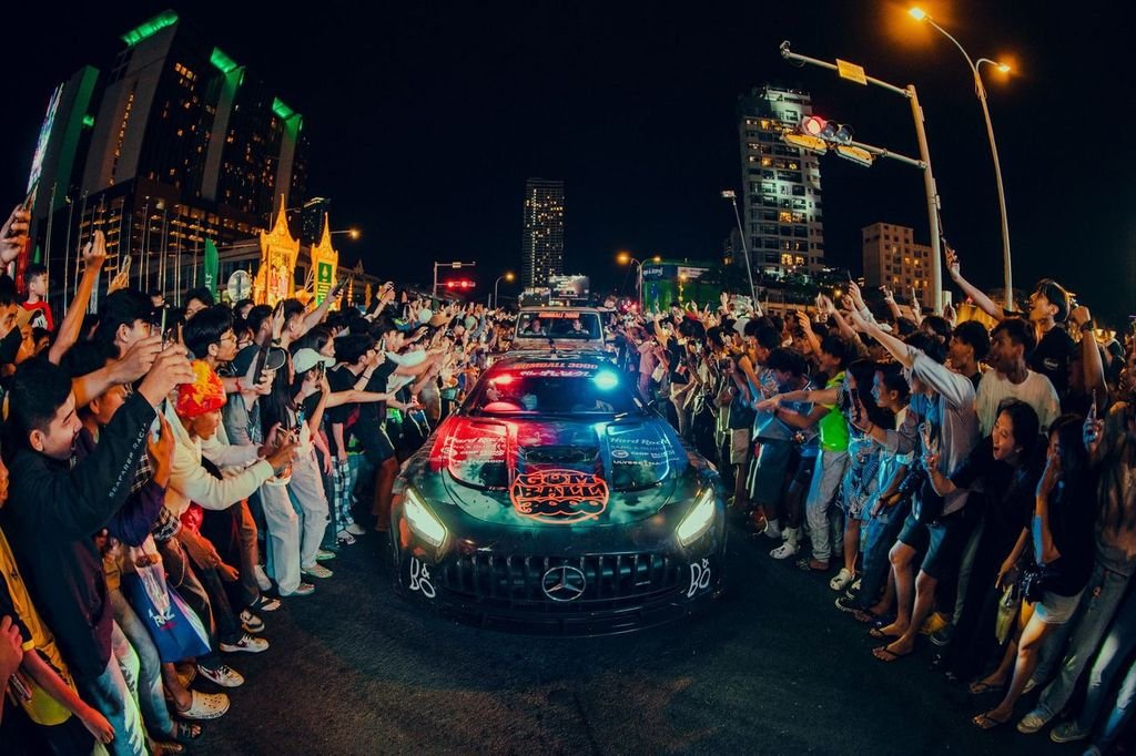 No te pierdas la rueda de prensa con Maximillion Cooper y el unveiling oficial de los coches del Rally Gumball 3000 2025 en el Circuito ASPAR, Valencia.