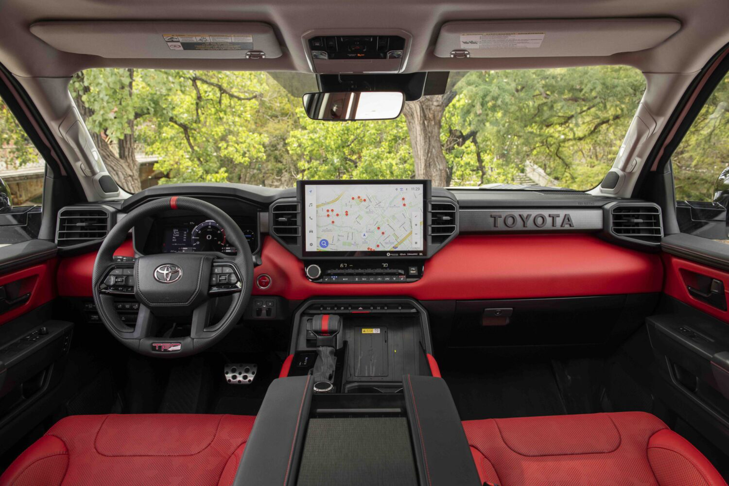 Habitáculo y tablero Toyota Tundra i-FORCE MAX 2025 | LATINCARROS.COM