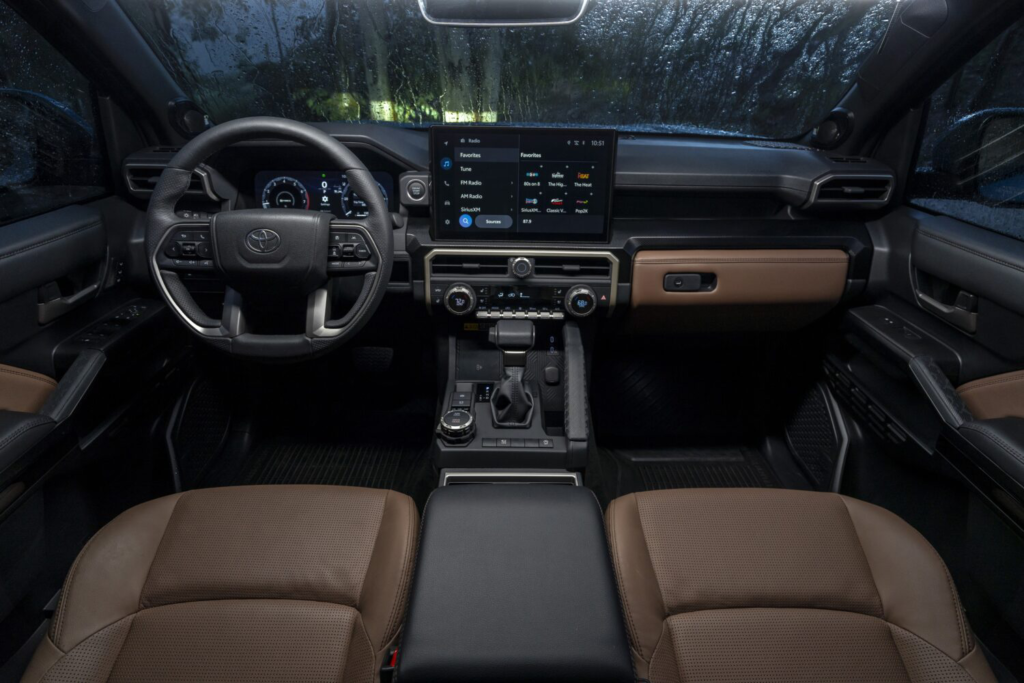 Interior tablero y multimedia Toyota 4Runner y Trailhunter 2025 | LATINCARROS.COM