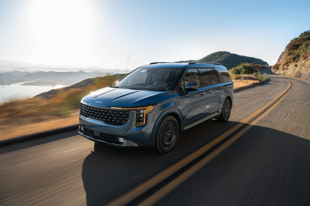 Kia Carnival 2025: la nueva minivan premium que redefine la movilidad familiar en Latinoamérica, Precio y características | LATIN CARROS