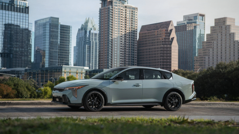 KIA K4 2025: El nuevo sedán que redefine el segmento compacto con estilo, tecnología y eficiencia
