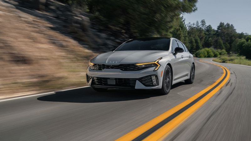 Kia K5 2025: El sedán coreano que redefine la elegancia deportiva y tecnológica