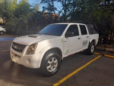 VENDO CAMIONETA DOBLE CABINA CHEVROLET LUV D MAX 3.000 MODELO 2013 DIESEL
