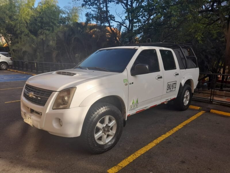 VENDO CAMIONETA DOBLE CABINA CHEVROLET LUV D MAX 3.000 MODELO 2013 DIESEL